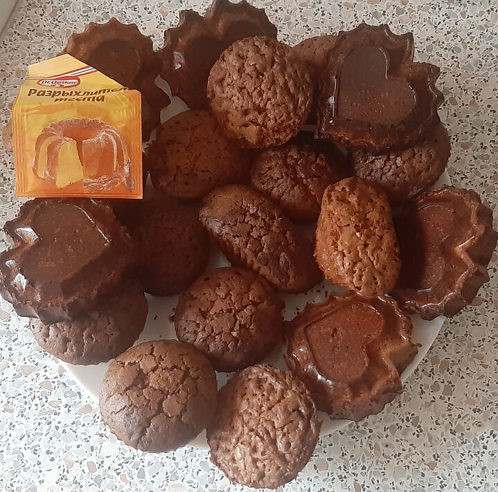 Шоколадные кексы с орешками фото