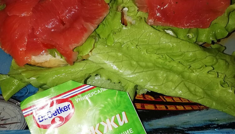 Бейгл с лососем и рукколой
