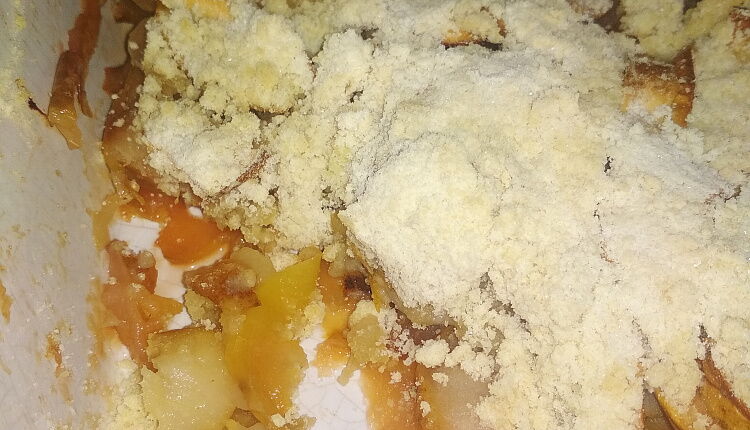 Крамбл с яблоками, грушей, орехами и корицей