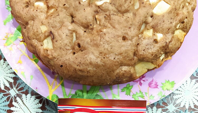 Шоколадный пирог с яблоками и орехами