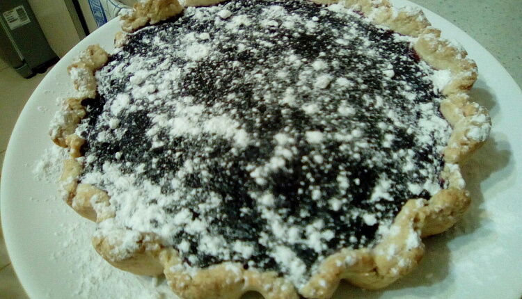 Простой пирог со смородиной