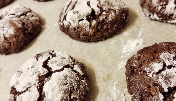 Шоколадное печенье с трещинками