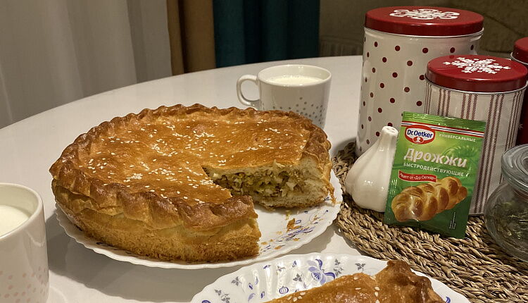 Закрытый пирог с капустой и яйцом