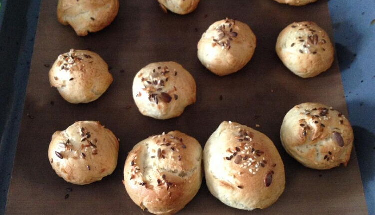 Бейгл с лососем и рукколой