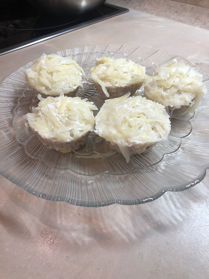Мясные маффины с овощами фото