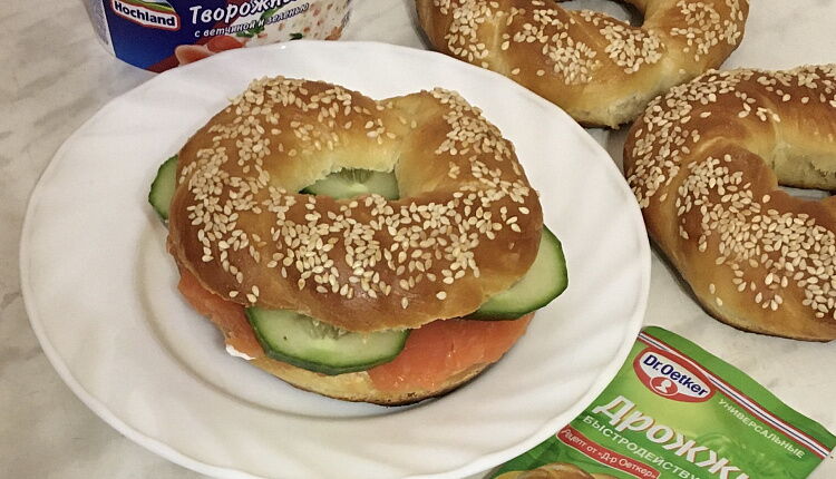 Бейгл с лососем и рукколой