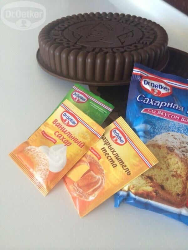 Шоколадный бисквит с ягодами фото