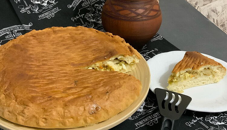 Закрытый пирог с капустой и яйцом