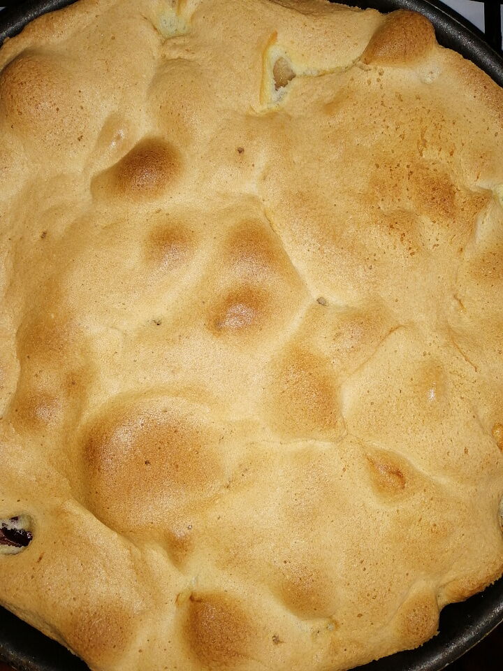 Шарлотка с яблоками и сливами фото