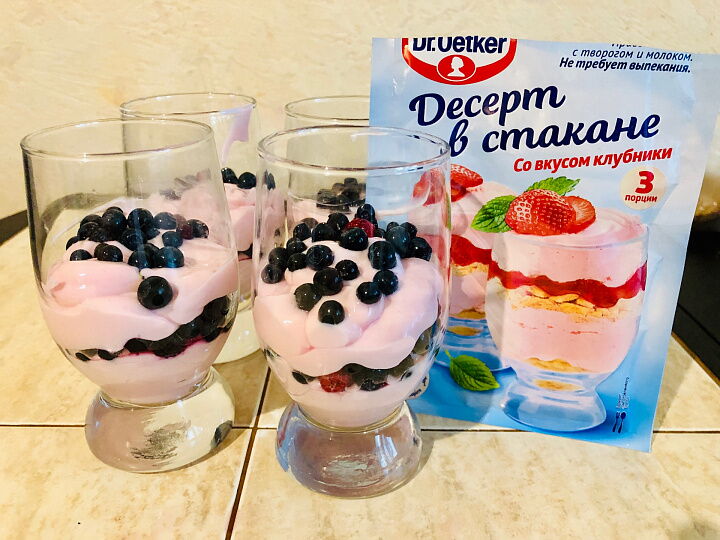 Легкий десерт в стакане с овсяным молоком, маскарпоне и лесными ягодами фото