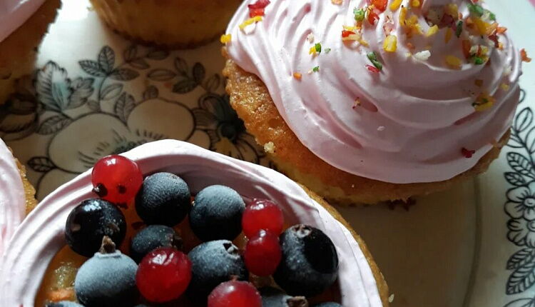 Ванильные капкейки с джемом и сливочным кремом