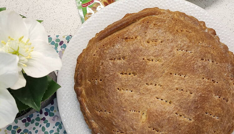 Закрытый пирог с капустой и яйцом