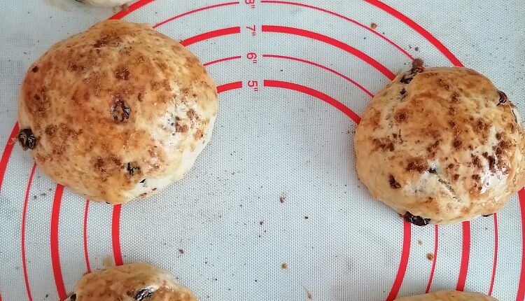 Булочки с изюмом
