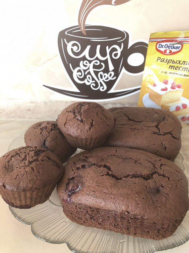 Шоколадные маффины на сметане с вишней фото рецепта