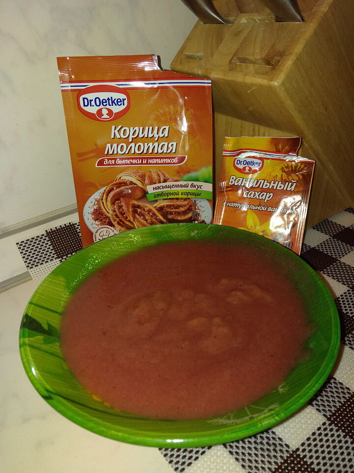 фруктовое пюре из яблок, груш и слив с корицей фото