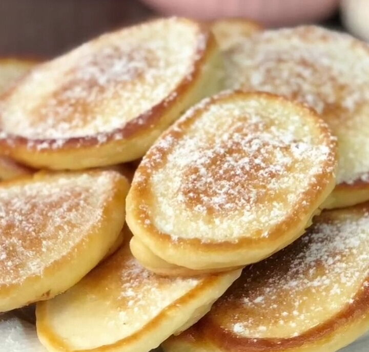 Пышные и воздушные оладьи с шоколадной начинкой.  фото