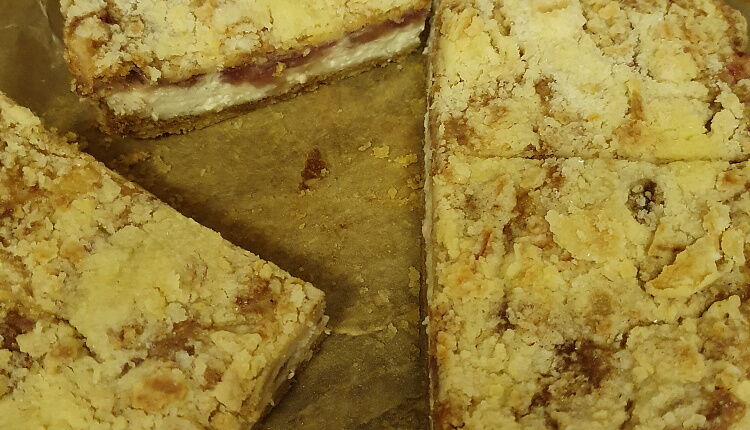 Насыпной творожный пирог с добавлением ржаной муки 