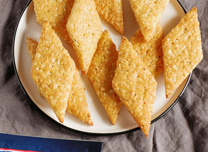 Сырные крекеры с кунжутом фото рецепта