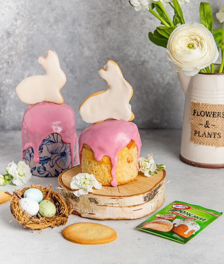 фото рецепта Кулич с печеньем-зайкой Кулич с печеньем-зайкой фото