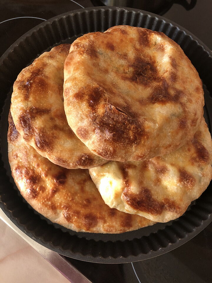 Лепешки с брынзой и другим сыром фото