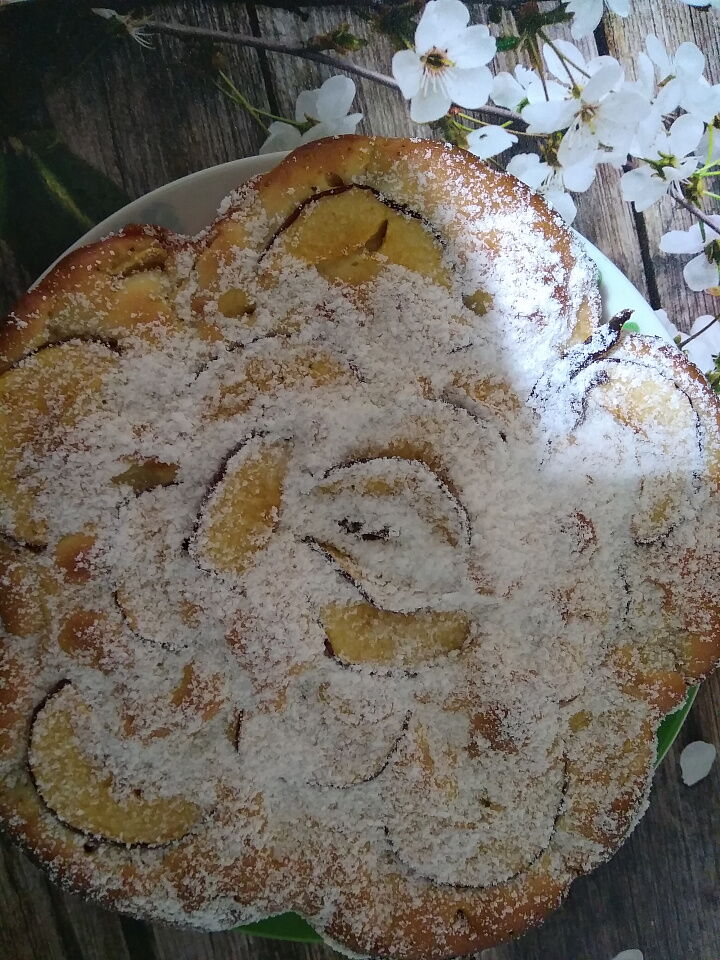 Шарлотка с яблоками на сметане  фото
