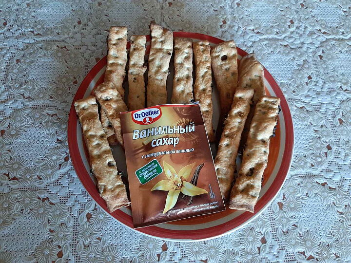 Слоеные палочки с изюмом фото