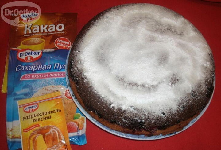 Черно-белый пирог с брусникой фото