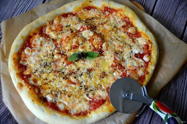 Вкусная пицца с томатами и огурцами