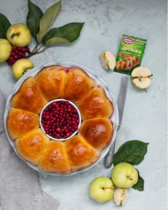 Творожный пирог с яблоками и брусникой