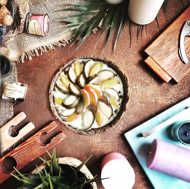 Пирог на песочной основе с творожной начинкой, нектаринами и грушей фото