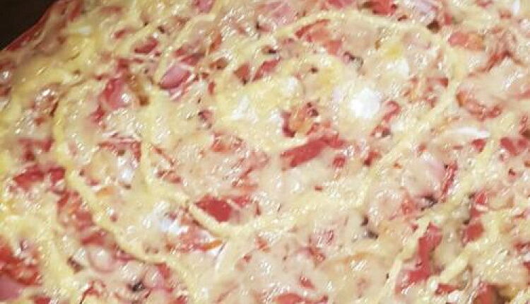 Пицца с ветчиной, томатами и сыром