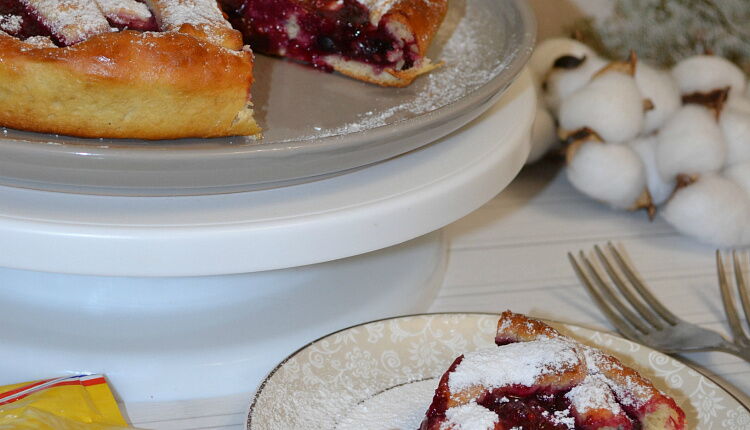 Дрожжевой пирог с замороженными ягодами - рецепт с фото
