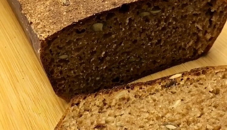 Цельнозерновой хлеб с изюмом и орехами