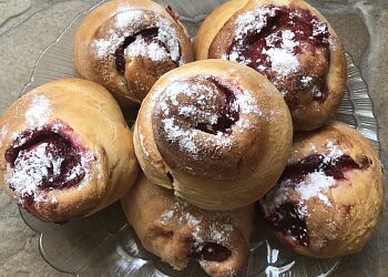 Булочки с клюквенно-ванильной начинкой