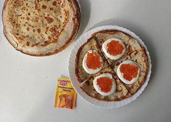 Блины с икрой и сметаной