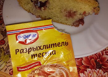 Бисквит с сезонными ягодами