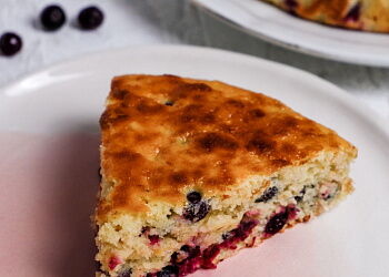 Пирог на кефире с ягодами