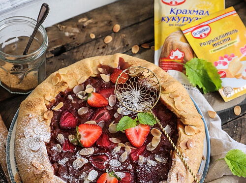 Галета с ревенем и клубникой