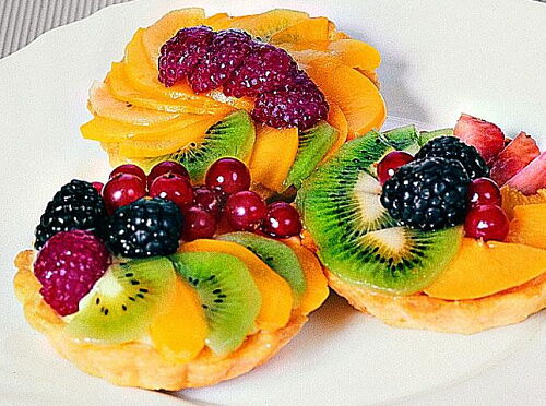 Фото рецепта Легкий десерт - песочная корзинка с фруктами