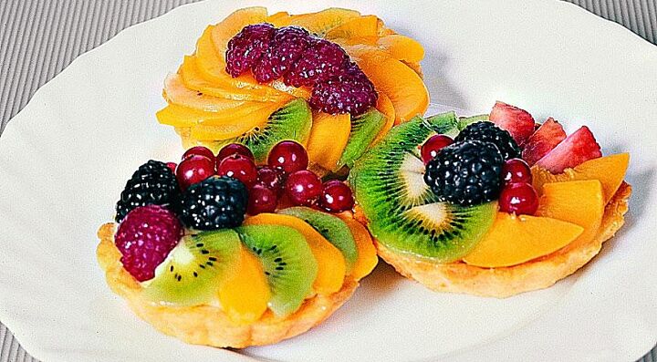 Легкий десерт - песочная корзинка с фруктами