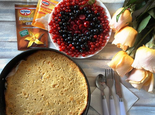 Фото рецепта Заливной бананово-ягодный пирог 