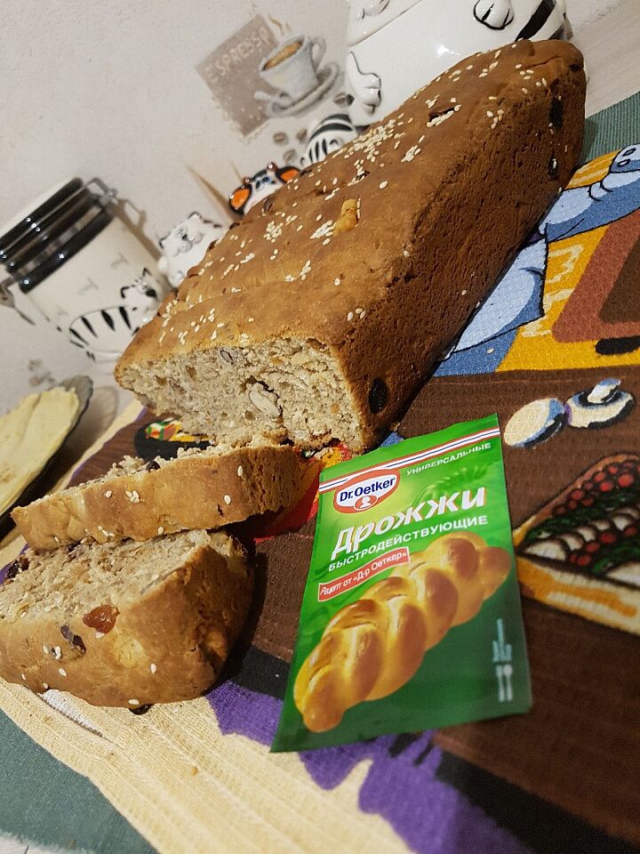 Цельнозерновой хлеб с изюмом и орехами фото