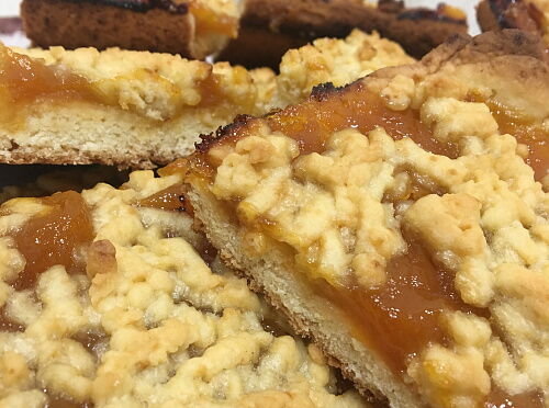 Фото рецепта Насыпной пирог с персиковым джемом 