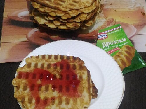 Фото рецепта Хрустящие вафли с желе из красной смородины