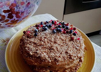 Медовый торт,украшенный черникой