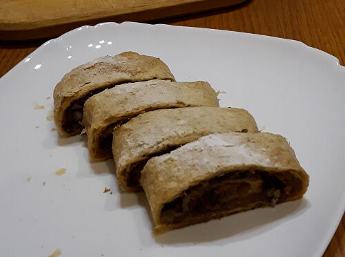 Фото рецепта Штрудель с яблоками и изюмом