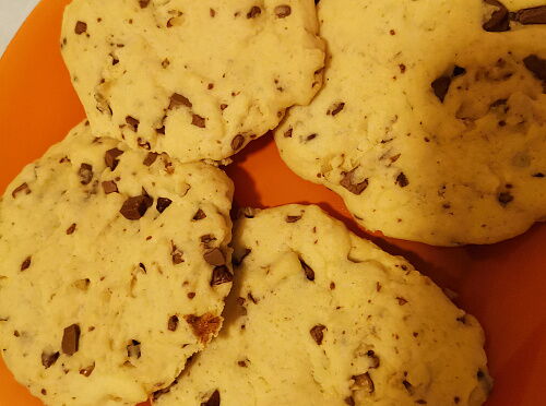 Фото рецепта Печенье с орешками и шоколадом в микроволновке