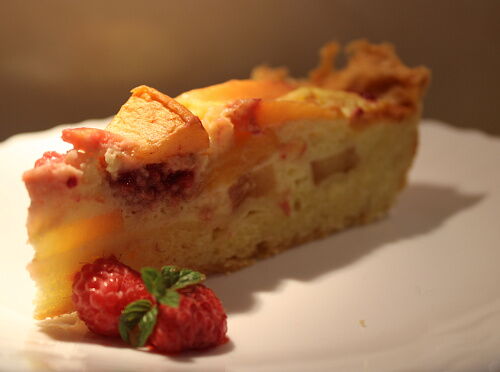 Фото рецепта Сметанник с персиками и малиной