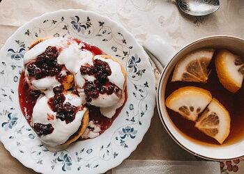 Сырники со сметанкой и клубничным вареньем