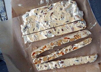 Мягкая нуга с орехами и курагой